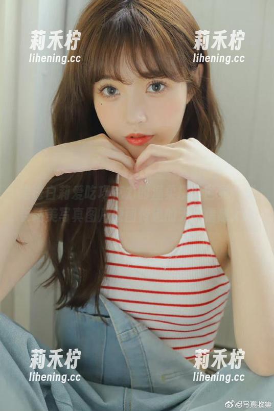 白莉爱吃巧克力 走进白莉爱吃巧克力的温柔摄影世界,感受精美写真图片原图传递的无尽情感.txt