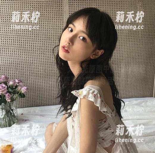 白莉爱吃巧克力 夏天的缤纷色彩:无圣光原图中的白莉爱吃巧克力,感受盛夏的热情与活力.txt