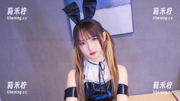 神楽坂真冬 领略神楽坂真冬光脚美足系列图集,她的作品透视了足部之美的独特魅力与灵动。.txt