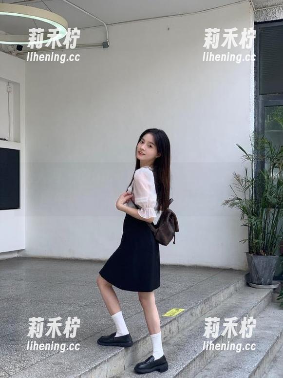 秀人网-Candy糖糖 秀人网 - Candy糖糖内衣秀:无圣光美图中展现她的梦幻光影与诱惑.txt