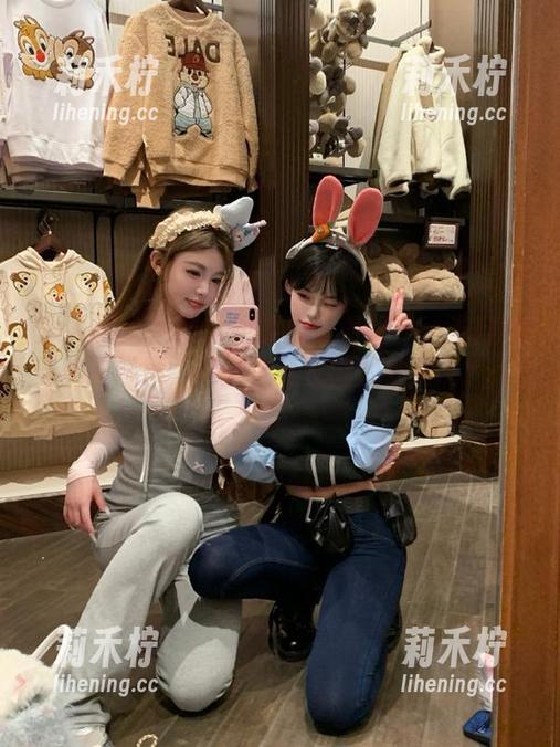 秀人网-伊诺 秀人网 - 伊诺学姐的高清美图——当自嘲与美丽碰撞,校园生活也能如此精彩!.txt