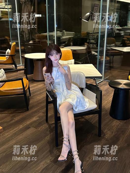 秀人网 - 跟随卓君Jeanes的体操服之旅，免费美图让你重拾对生活的热爱！.txt