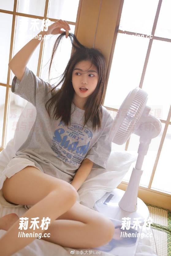 秀人网 - 妮儿Bluelabel校园写真：在理想与现实之间的错位，成就了一场笑料风暴.txt