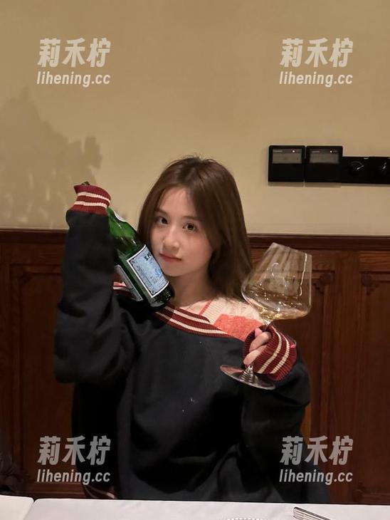 秀人网-希雅sia 秀人网 - 沉醉于希雅sia短裤的写真中,优质资源让你的时尚生活更精彩.txt