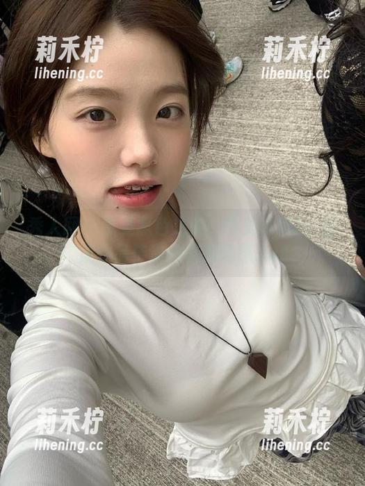 秀人网-糯美子Mini 秀人网 - 感受黑色之美:糯美子Mini图集作品传递的深邃情感.txt