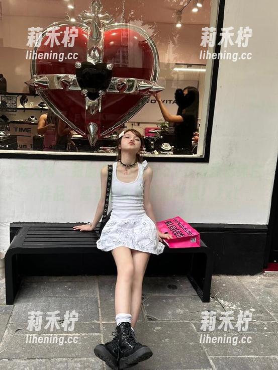 秀人网-谢芷馨Sindy 秀人网 - 跟随谢芷馨Sindy在线探秘纯白作品,感受清新可爱的气息!.txt