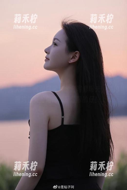 秀人网-陈思琪 秀人网 - 陈思琪学姐全套写真曝光,边拍照边偷笑的她绝对是最靓的仔!.txt