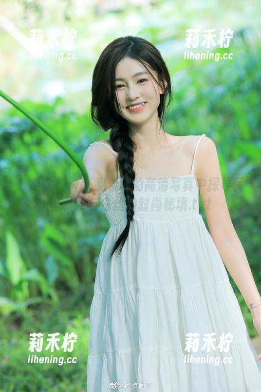 紧急企划 - 从见希w的高清写真中探寻民国制服与白丝的时尚秘境.txt