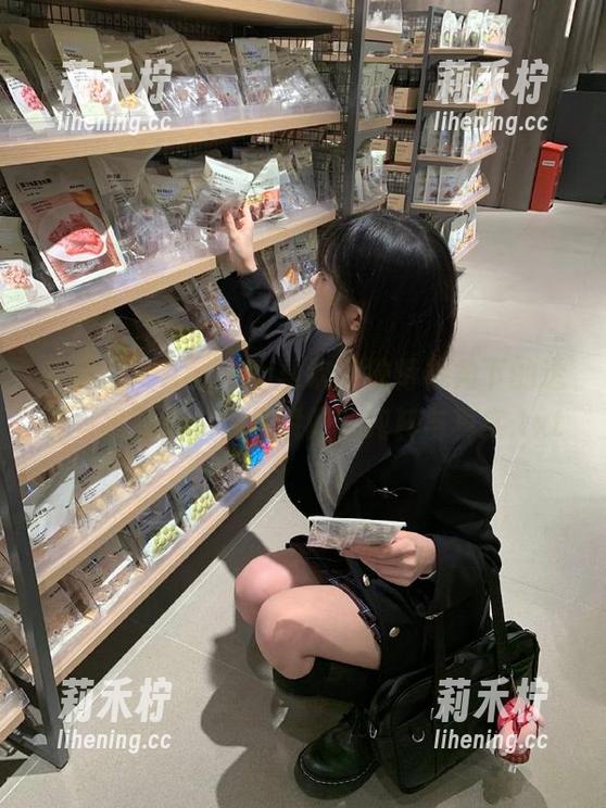 美媛馆 - Angela喜欢猫独特视角下的透明写真图集：捕捉瞬间的纯粹与真实.txt