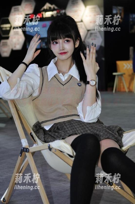 美媛馆-Carina绮里嘉 美媛馆 - 展现真实之美,Carina绮里嘉户外写真套图让人心驰神往,快来欣赏!.txt