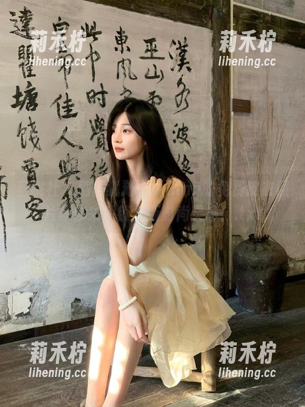 蜜桃社-Gina 蜜桃社 - 别再犹豫了,Gina的免费皮衣照片等你来解锁全新时尚灵感!.txt