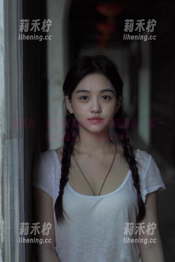蜜桃社-李颖诗 蜜桃社 - 李颖诗制服风格写真图包:每一帧都是艺术与魅力.txt