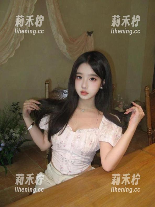 觅芙少女-花花 觅芙少女 - 让我们一起欣赏花花的棉袜图包:一系列让人捧腹的精彩作品!.txt