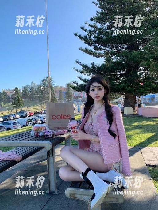 语画界-杨晨晨 语画界 - 杨晨晨白衬衫写真,高清壁纸与时尚的完美交织.txt