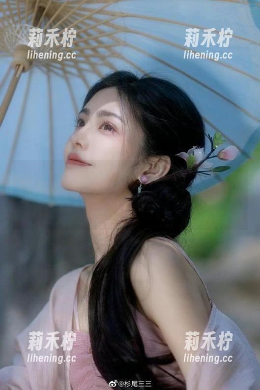 轰趴猫-Ellie艾栗栗 轰趴猫 - 性感与艺术的结合:Ellie艾栗栗内衣图包分享,带你领略前所未有的视觉享受.txt