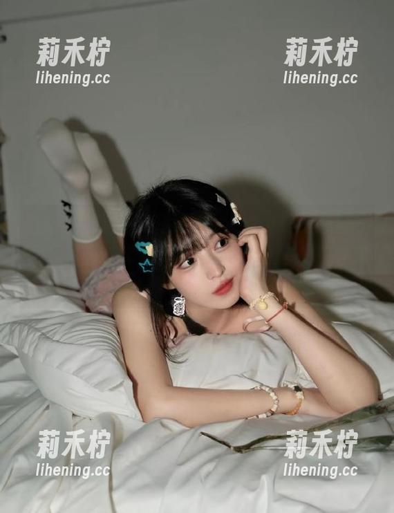 魅妍社 - 精选绯月樱-Cherry长腿套图，感受她在每个画面中散发出的迷人气息与生机！.txt