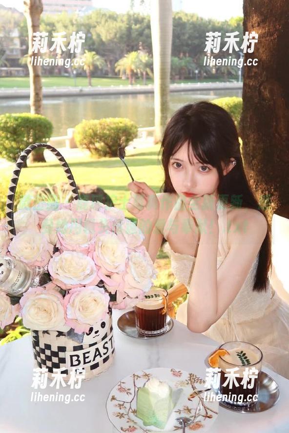 鹿瑶 微密圈 - 鹿瑶护士写真作品全新更新,感受她用镜头传递的爱与奉献!.txt